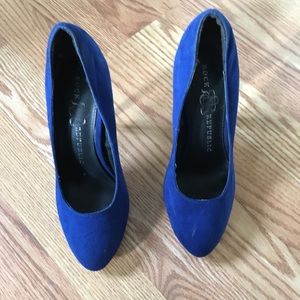 Blue pumps